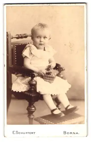 Fotografie E. Schuffert, Borna i /S., Kind im weissen Kleid mit einem Körbchen