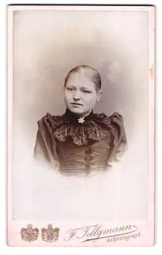 Fotografie F. Tellgmann, Eschwege, Junge Dame mit zurückgebundenem Haar