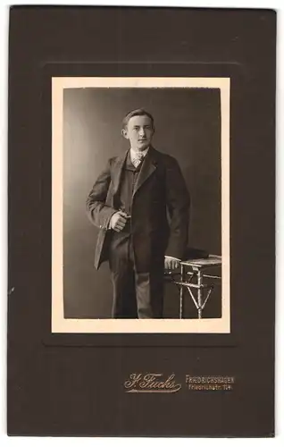 Fotografie J. Fuchs, Friedrichshagen, Friedrichstr. 114, Junger Herr im Anzug mit Krawatte