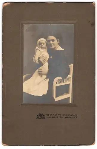Fotografie Oscar Lang, Lahr i /Bad., Werderstr. 74, Bürgerliche Dame mit Baby auf dem Arm