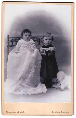 Fotografie Taggesell & Ranft, Dresden-Striesen, Augsburgerstr. 9, Kleiner Junge im Kleid mit Ball und Kleinkind