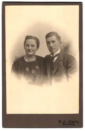 Fotografie M. B. Schultz, Flensburg, Junges Paar in modischer Kleidung