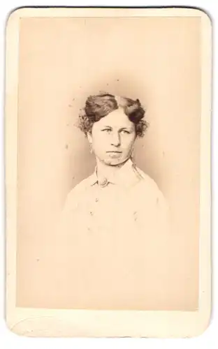 Fotografie unbekannter Fotograf und Ort, Portrait junge Frau im hellen Kleid mit Brosche und Locken