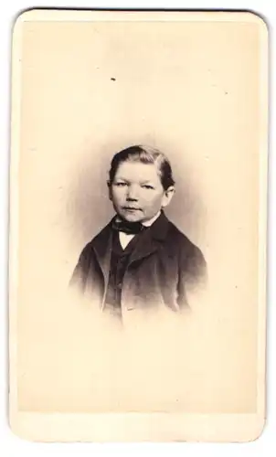 Fotografie Büchfeldt & Richter, Dresden, Waisenhaus-Str. 30, Portrait junger Knabe im Anzug mit Fliege