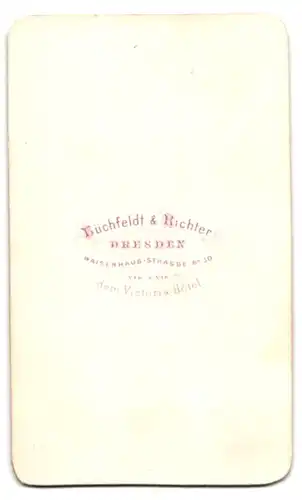 Fotografie Büchfeldt & Richter, Dresden, Waisenhaus-Str. 30, Portrait junger Knabe im Anzug mit Fliege