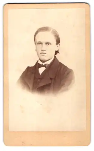 Fotografie F. Benckert, Halle a. Saale, Portrait junger Mann im Anzug mit Fliege