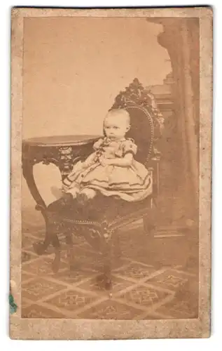 Fotografie Georg Wolf & Co., Hamburg, junger Knabe Ernst Fröbler im Kleid sitzt auf einem Samtstuhl
