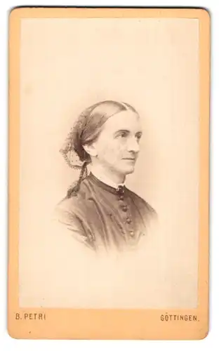 Fotografie B. Petri, Göttingen, Portrait junge Dame im Biedermeierkleid mit Haarnetz