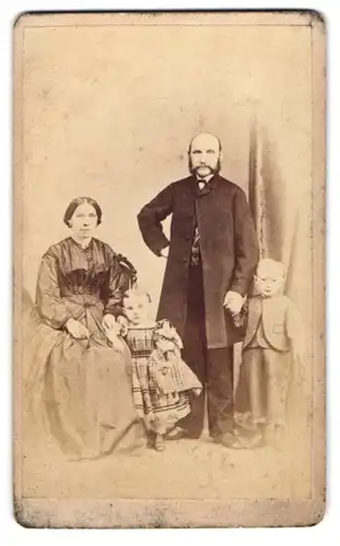 Fotografie Georg Wolf & Co., Hamburg, Portrait Friedrich Möller mit Frau und seinen zwei Kindern im Atelier, Mutterglück