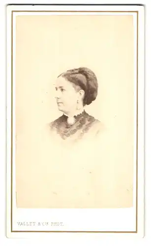 Fotografie Vallet & Cie., Bordeaux, rue Michel-Montaigne 3, Portrait junge Dame im Kleid mit Brosche und Ohrringen