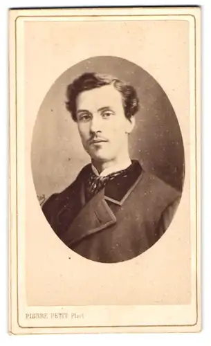 Fotografie Pierre Petit, Paris, Portrait junger Mann im Anzug mit leichtem Moustache