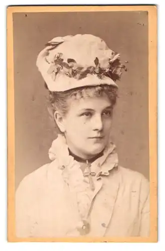 Fotografie Eulenstein, Leipzig, Portrait hübsche junge Frau im weissen Kleid mit Hut und Kruzifix
