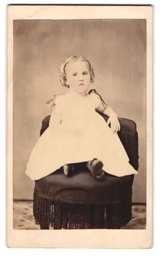 Fotografie S. L. Miller, Lykenstown / PA., Portrait niedliches amerikanisches Mädchen im Kleid auf Kindersessel