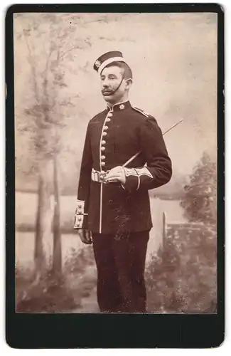 Fotografie unbekannter Fotograf und Ort, Portrait englischer Soldat in Uniform mit Gerte steht parat