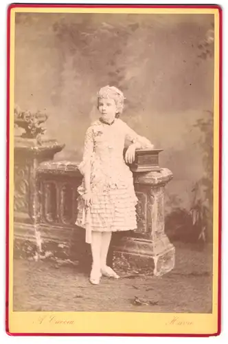 Fotografie A. Caccia, Havre, Boul. de Strassbourg 126, Portrait süsses junges Mädchen im Barockkleid mit Fächer, 1882