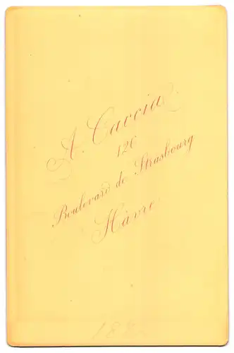 Fotografie A. Caccia, Havre, Boul. de Strassbourg 126, Portrait süsses junges Mädchen im Barockkleid mit Fächer, 1882