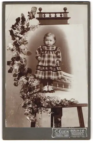 Fotografie C. Euen, Berlin, Friesenstr. 14, niedliches Mädchen im karierten Kleid als Passepartout auf einer Staffelei