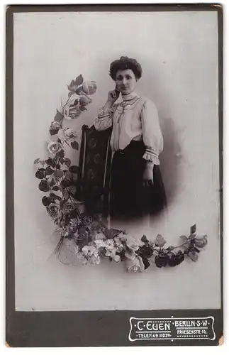 Fotografie C. Euen, Berlin, Friesenstr. 14, Portrait Dame in heller Bluse mit Kruzifix im Passepartout