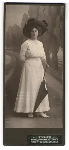 Fotografie H. Malling-Rechsteiner, Chur, Quaderstr., Portrait junge Dame im weissen Sommerkleid mit Hut und Schirm