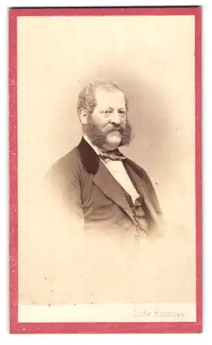 Fotografie Ludw. Harmsen, Wien, Portrait Heinrich Ofenheim im Anzug mit Backenbart