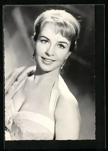 AK Schauspielerin Germaine Damar in schulterfreiem Kleid