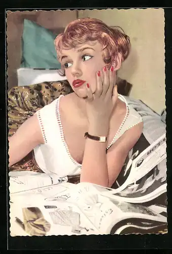 AK Schauspielerin Marion Michael blättert in einem Modemagazin