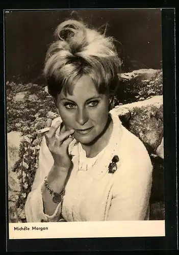 AK Schauspielerin Michele Morgan raucht eine Zigarette