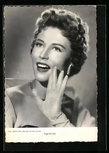 AK Schauspielerin Ingrid Lutz hebt grüssend die Hand