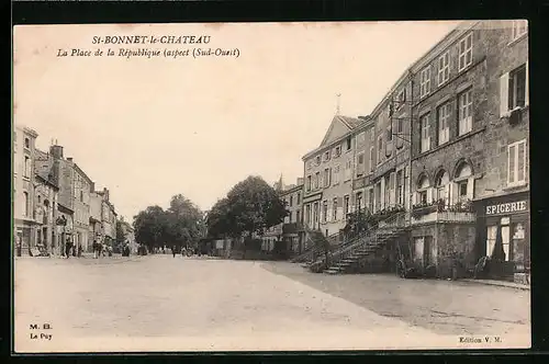 AK Saint-Bonnet-le-Chateau, La Place de la Republique (aspect (Sud-Ouest)