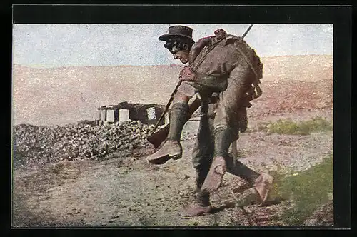 AK Australien, Ein Liebesdienst, Australischer Soldat trägt seinen verwundeten Kameraden zum Feldlazarett
