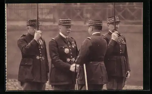 AK Remise de Décorations, Französische Soldaten in Uniform