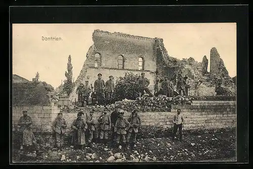 AK Donrien, Soldaten stehen vor einer Hausruine