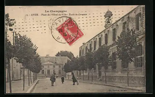 AK Avize, La Champagne, Place de l`Hôtel-de-Ville, École de Garcons