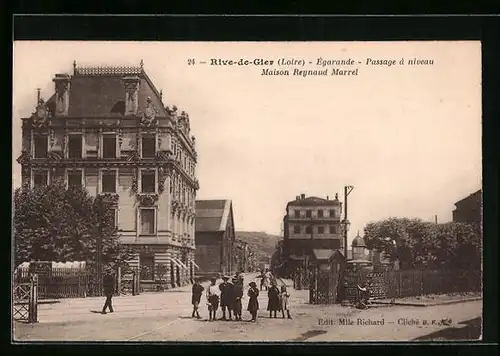 AK Rive-de-Gier, Égarande, Passage à niveau, Maison Reynaud Marrel