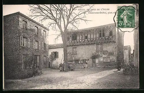 AK Villerest, Vieille Maison du XVI. Siecle, en Facade de l'Église