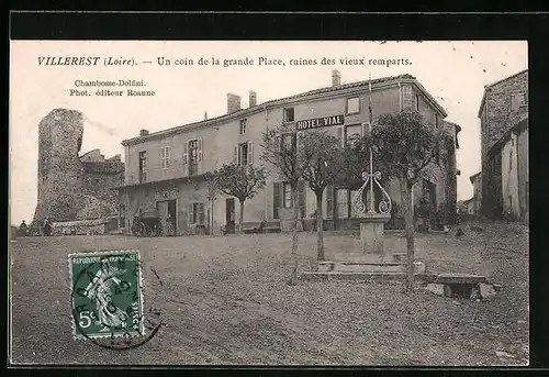 AK Villerest, un coin de la grande Place, ruines des vieux remparts