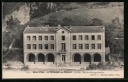 AK La Terrasse-sur-Dorlay, Mairie et Groupe Scolaire