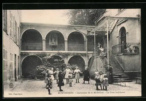 AK Montbrison, Institution de la Madeleine - La Cour interieure