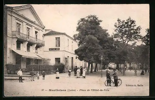 AK Montbrison, Place de l`Hotel-de-Ville