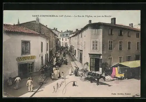 AK Saint-Symphorien-de-Lay, La Rue de l`Eglise, un jour de Marché