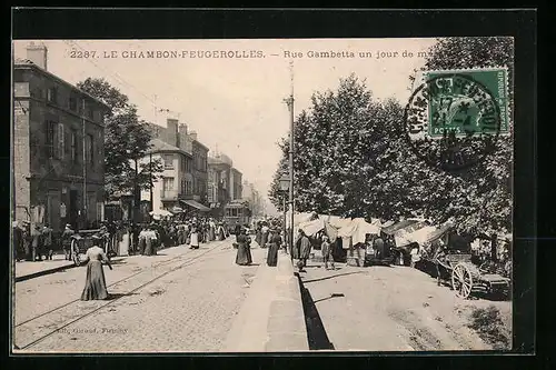 AK Le Chambon-Feugerolles, Rue Gambetta un jour de ma...