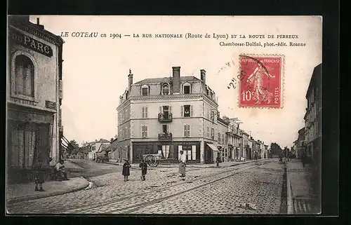 AK Le Coteau, La Rue Nationale (Route de Lyon) et la Route de Perreux