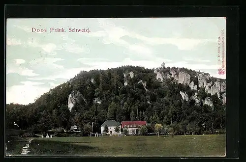 AK Doos / Fränk. Schweiz, Häusergruppe vor dem Berg