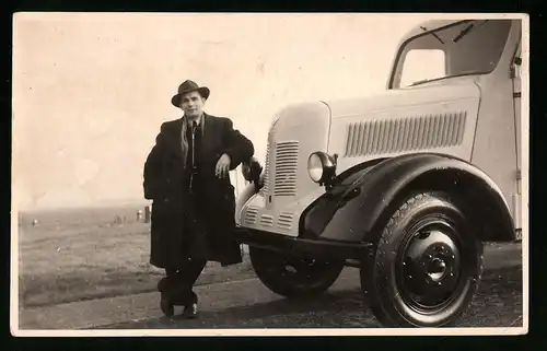 Fotografie Lastwagen Phänomen Granit IFA H3A, Herr lehnt am neuen LKW