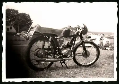 Fotografie Motorrad, Lkrad auf einem Campingplatz