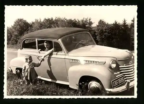 Fotografie Auto Opel Cabrio, Mutter auf Beifahrersitz hält Kind am Arm