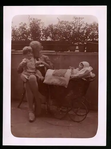 Fotografie blondes Mädchen mit Puppen & Puppenwagen, Doll, Dolly