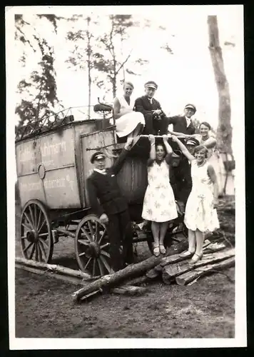 Fotografie Burschen & hübsche Mädchen mit Kutsche des Steinsetzers Gottfried Puhlmann aus Berlin-Zehlendorf