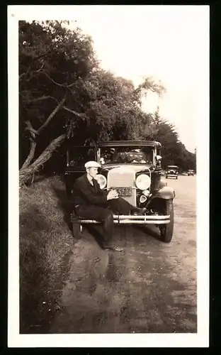 Fotografie Auto Chevrolet, Herr sitzt auf Stossstange des PKW's mit Kennzeichen California