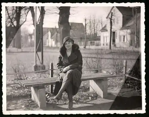 Fotografie unbekannter Fotograf, Ansicht Burgdorf, Friedel Wendt sitzt im Langen Mühlenfelde 50 zu Ostern 1932